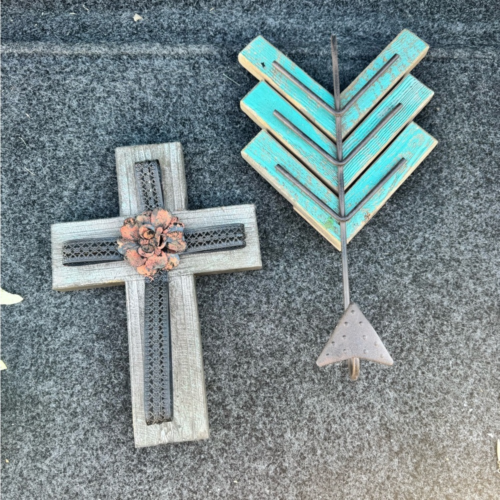 Wooden Rustic Floral Cross and Arrow Wall Decor